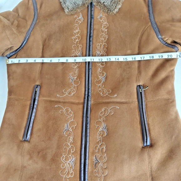 IZZI Women Coat Faux Fur Brown M Full Zip Hip Length Embroidered Boho 90s VTG - Picture 4 of 16
